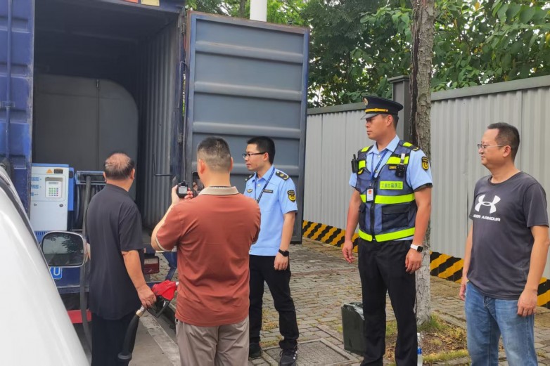 “黑油链”现形记：400升柴油路边交易被端
