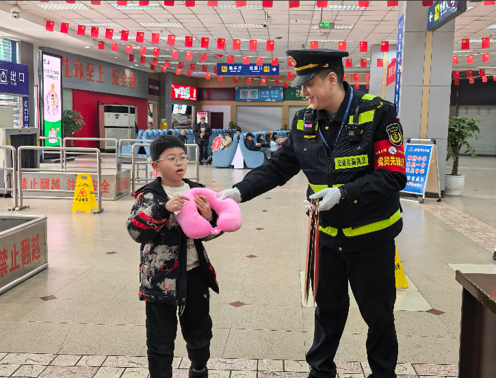 筑牢安全防线 情暖春运旅途
