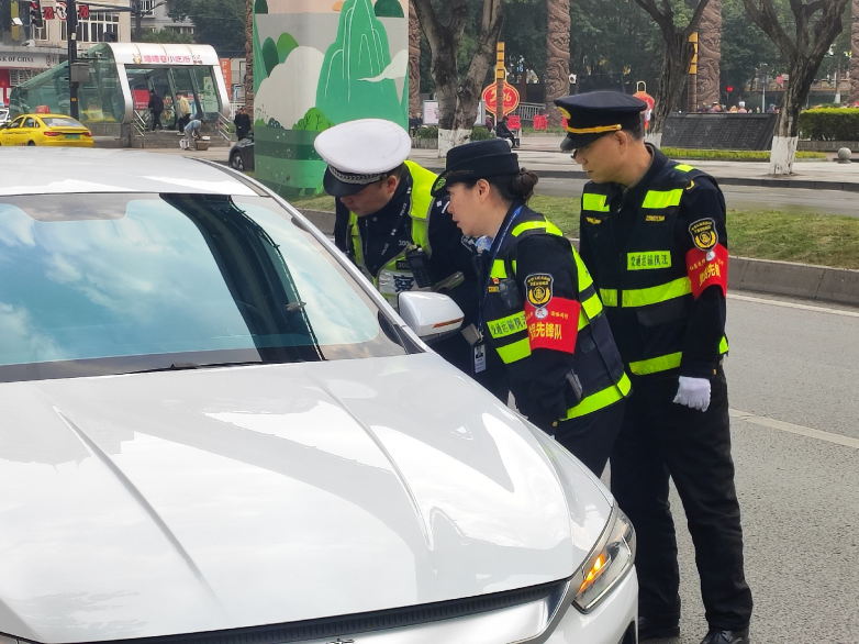 网约车“绕路”引误会？ 重庆交通执法用“三步调解法”化解司乘纠纷